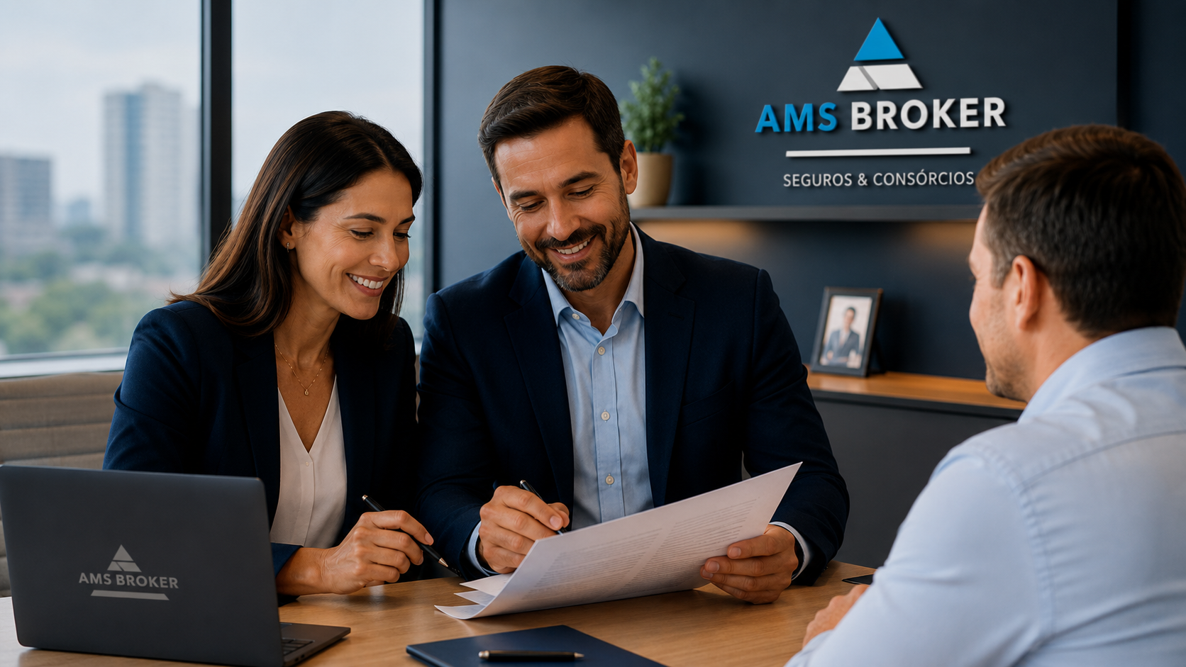Consultores da AMS Broker atendendo um cliente
